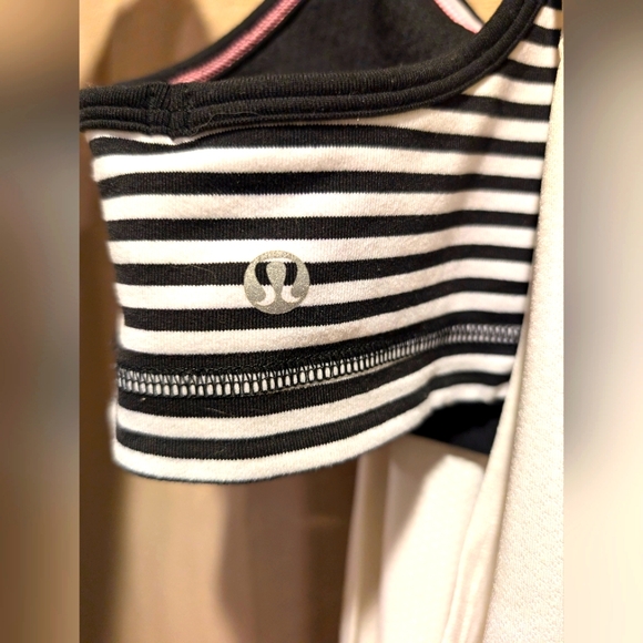 Lululemon exercise top women's - Picture 3 of 9